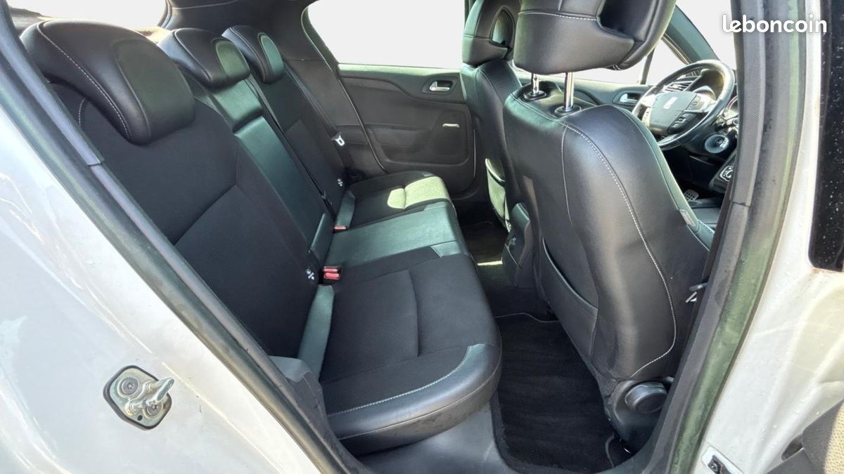 Citroën DS4 e-HDi 115 So Chic ETG6 (image 13)