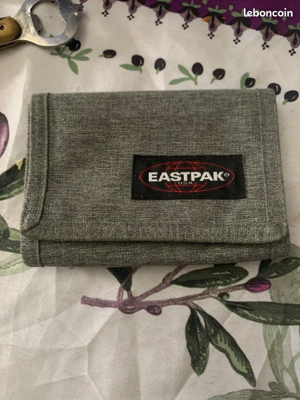 Porte feuille eastpak URGENT SVP (image 1)