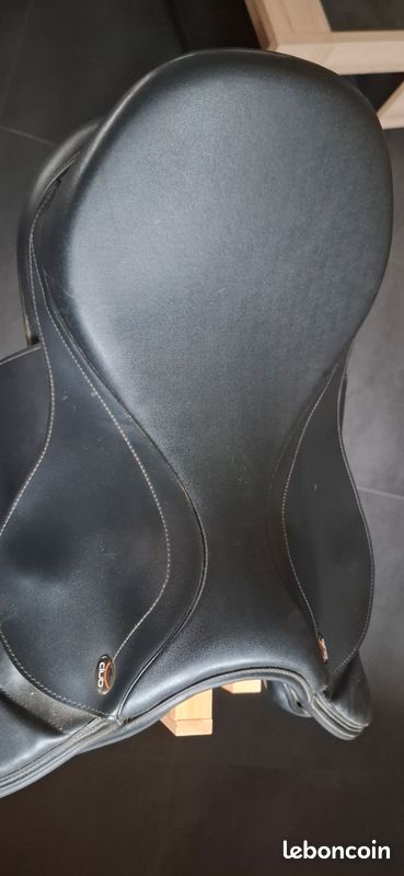 Une selle Tekna noir taille 16'5 Une selle Tekna noir taille 16'5