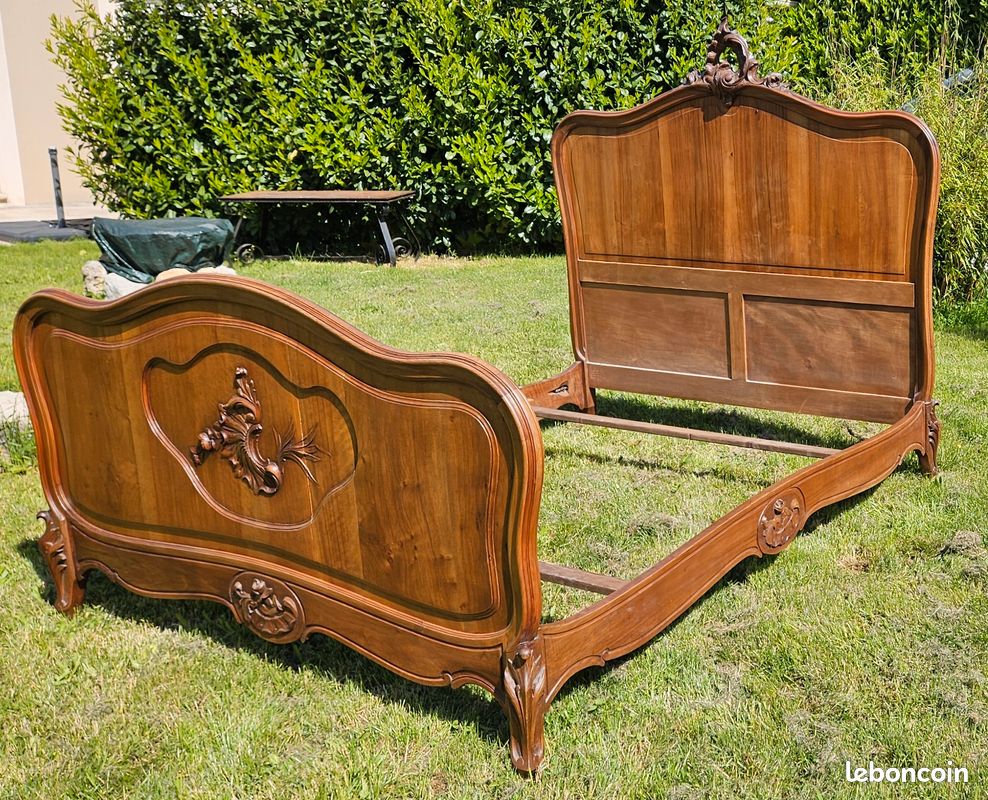 Lit Louis XV français du 19ème siècle en noyer sculpté de