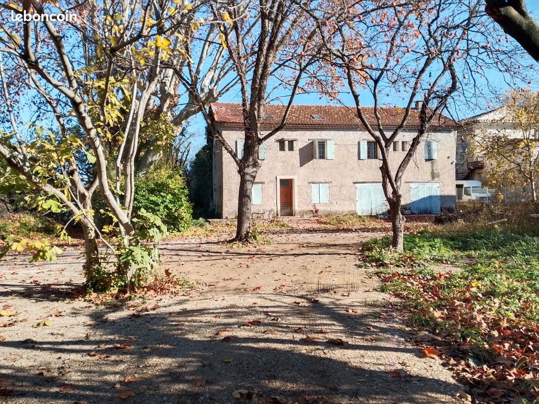 Local commercial 10 pièces 450 m² · à Robion · 450 m² · 245 000 €