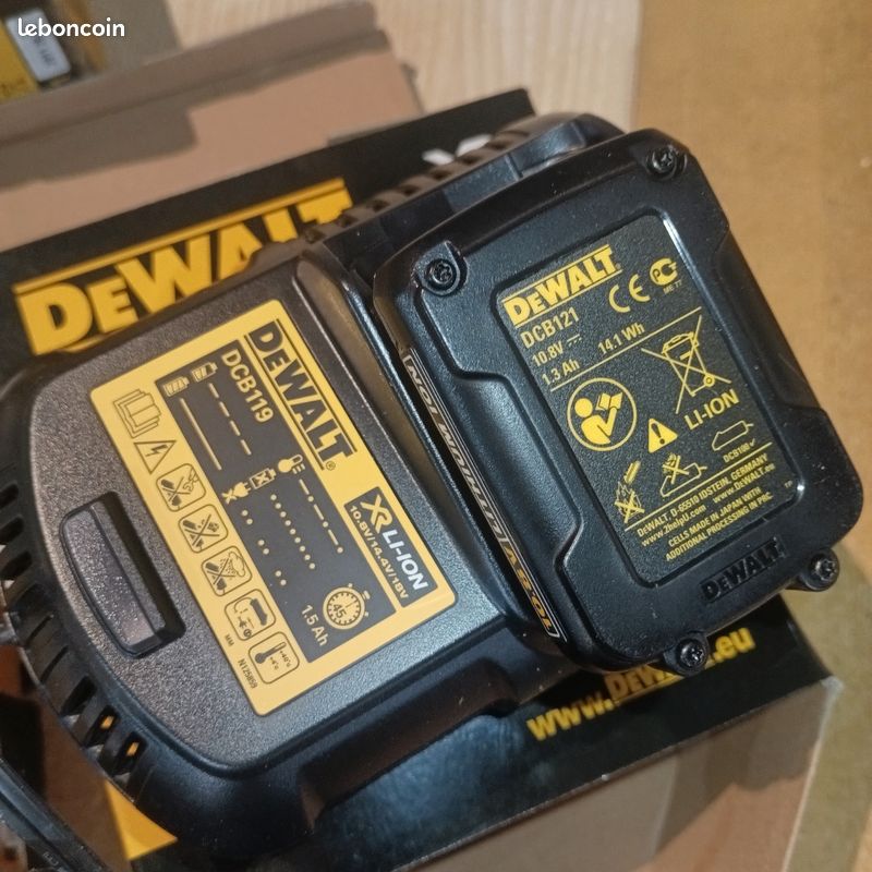 Pack trois batteries Dewalt dcb 121, 1 chargeur allume cigare Dewalt dcb119, une visseuse Dewalt Dcf815 type 2 (image 2)
