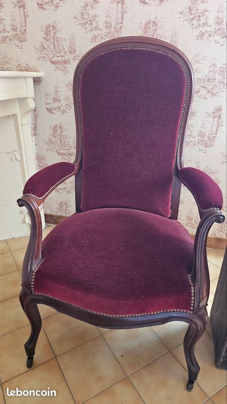 Paire De Fauteuils Voltaire En Noyer Et Velours Bordeaux - Parfait état