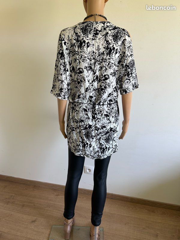 Tunique noire et blanche à manches courtes taille L/XL TBE (taille petit) (image 9)