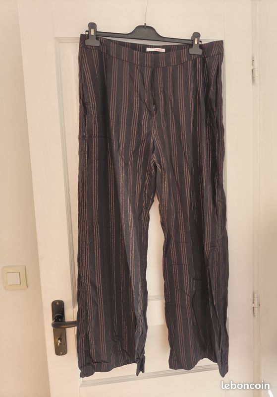 Pantalon noir à rayures pailletée jaunes (effet brillant) pour femmes de la marque Camaïeu neuf (image 1)