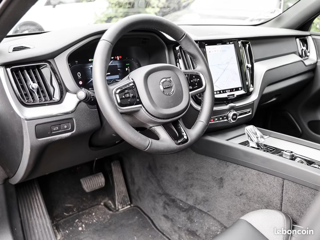 VOLVO XC60 T8 RECHARGE PLUS DARK AWD • 455 ch • HARMAN KARDON • CAMÉRA 360 • TOIT PANO • (image 4)