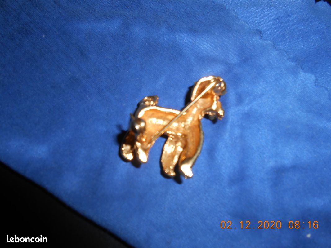 Broche en métal doré et zyrconium (image 3)