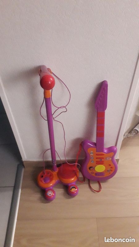 Guitare et micro sur pied rose (image 2)