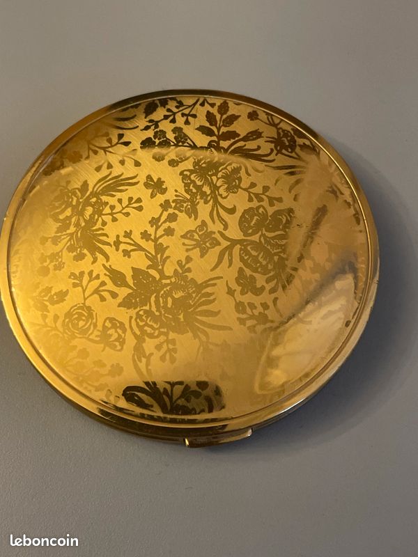 Poudrier vintage pour femme, des années 1960 environ, orné d'un motif floral et de feuilles gravé en relief. Excellent état (image 2)