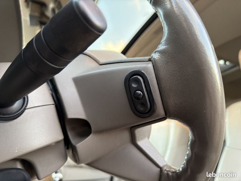 Jeep COMMANDER 3.0 CRD LIMITED + TREUIL ELECTRIQUE + PARE-CHOCS OFF-ROAD RENFORCE (image 23)