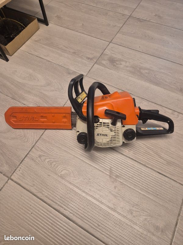 Tronçonneuse thermique STIHL 017 - Année 1997 - En état de marche (image 1)