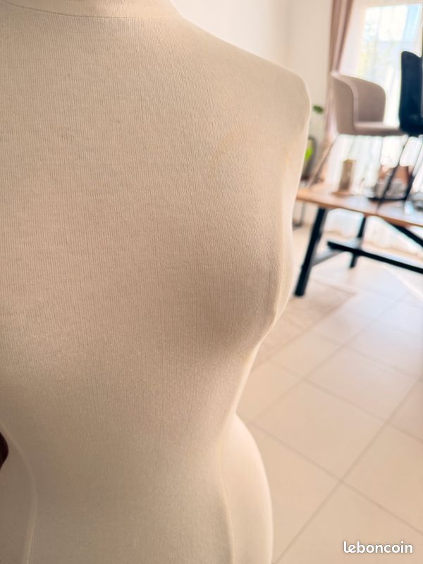 Buste mannequin femme Vendôme sur pied (image 3)