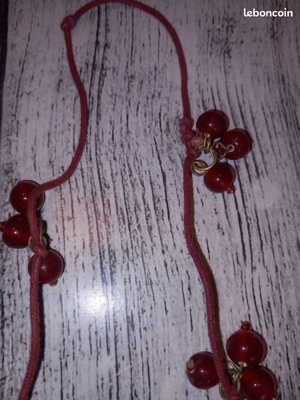 Collier Sautoir Vintage Argenté Avec Perles Rouges - Longueur Importante - Occasion Parfaite
