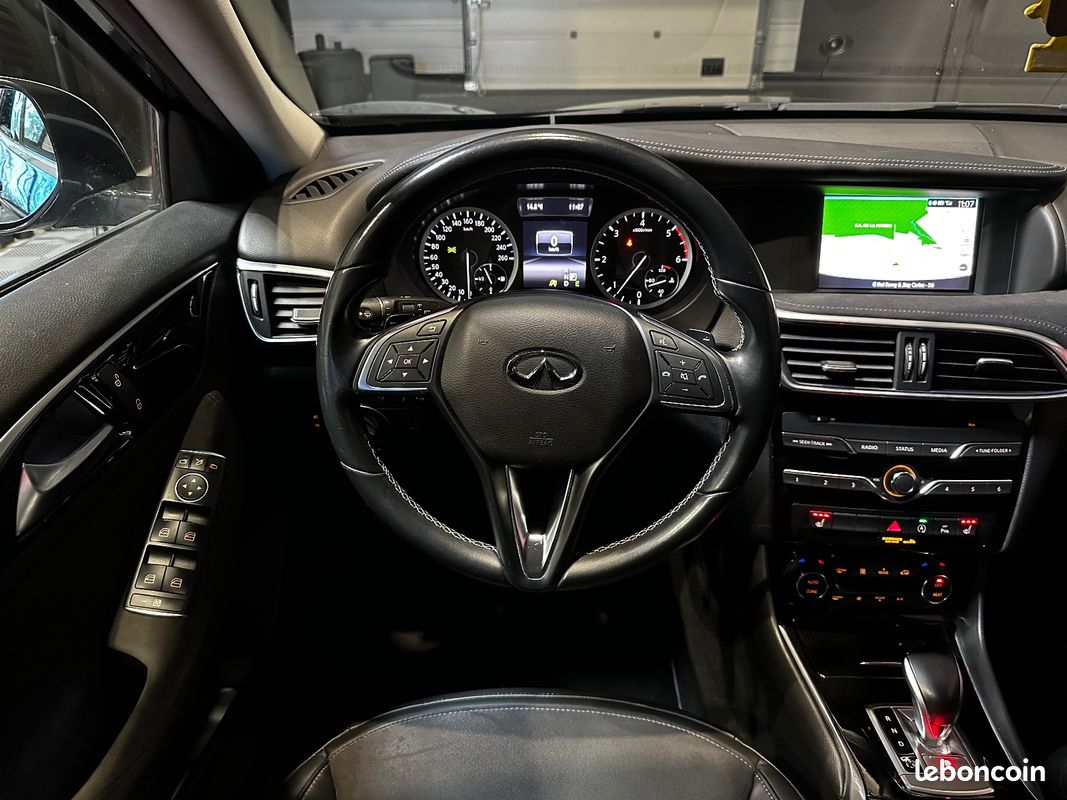 INFINITI Q30 2.2d 170 7DCT Premium Tech - SUPERBE ETAT - SIEGE CHAUFFANT (image 16)