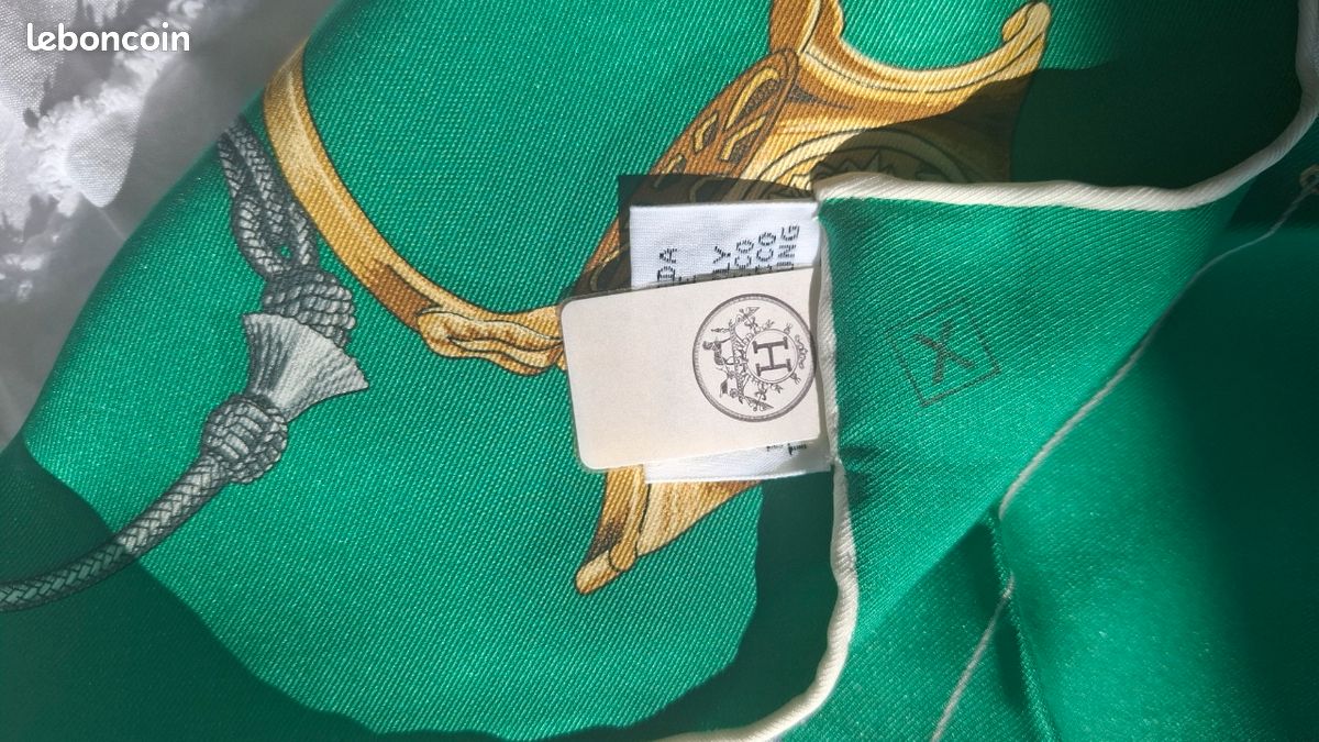 Foulard Hermès 100% Soie - Carré 70x70cm 'Brandebourg', Vert, Occasion