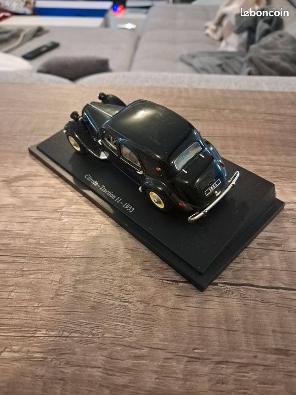 Citroën Traction 11 Calandre Tonneline 1948 - Miniature 1/43 Universal Hobbies Sur Socle