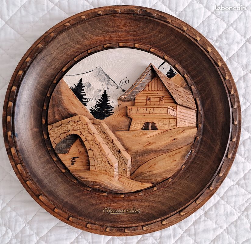 Assiette décorative en bois sculpté (image 1)