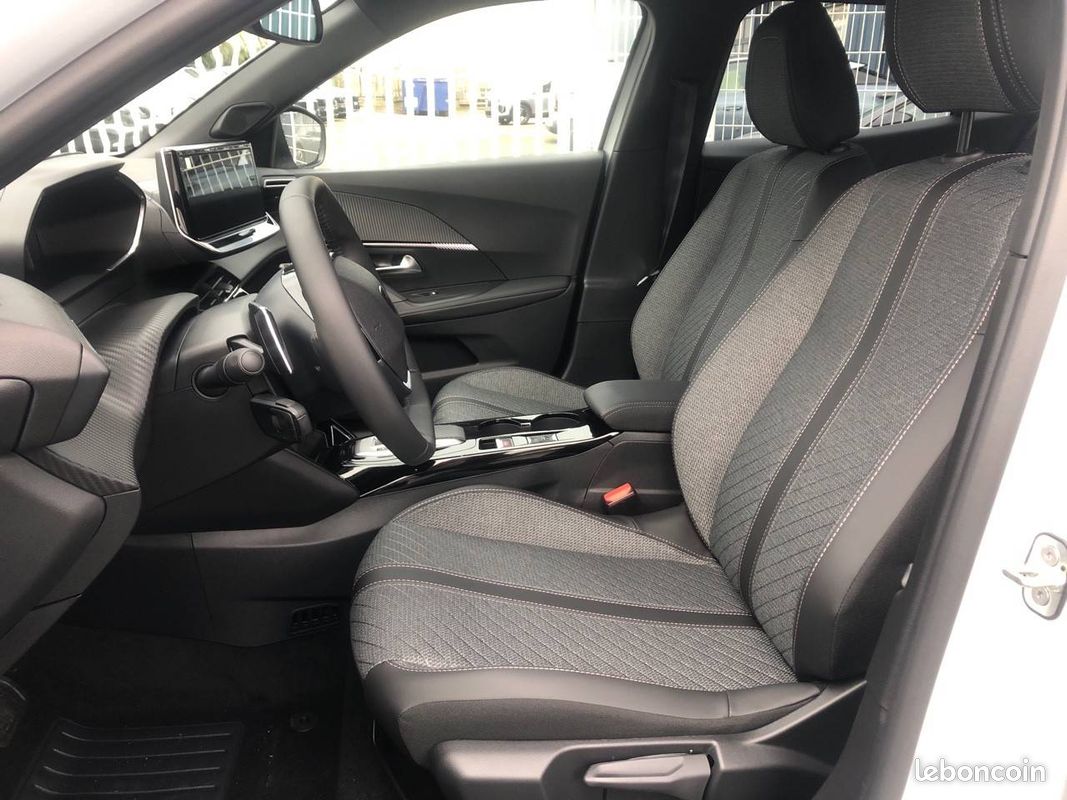 PEUGEOT 2008 Hybrid 145 e-DCS6 Allure (image 9)