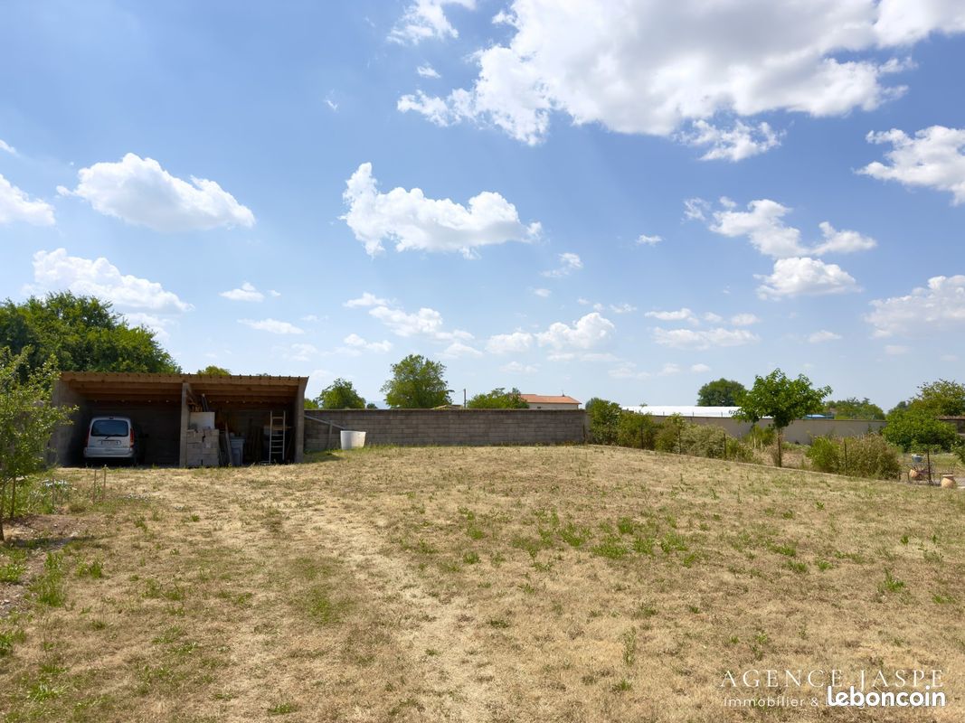 Terrain 736 m² · à Sury-le-Comtal · 736 m² · 85 000 €