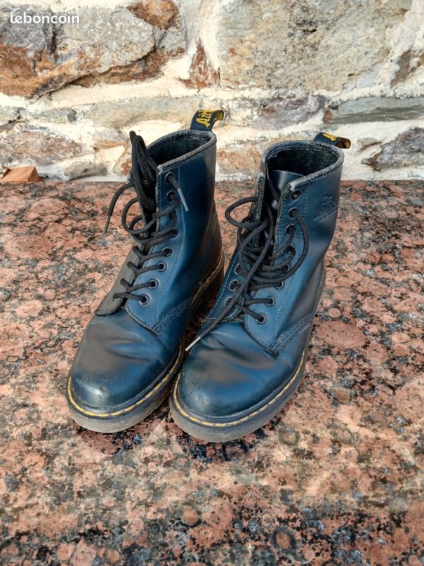 Bottes Doc Martens Bleu Marine Femme Boots 1460 En Cuir Neutre à