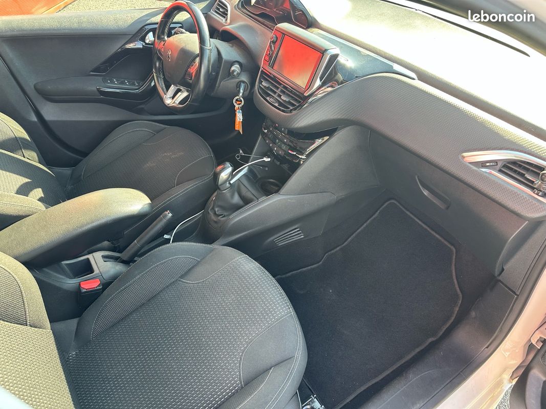 Peugeot 208 1.5 BLUE HDI 102 CH TECH EDITION - GARANTIE 12 MOIS (image 22)
