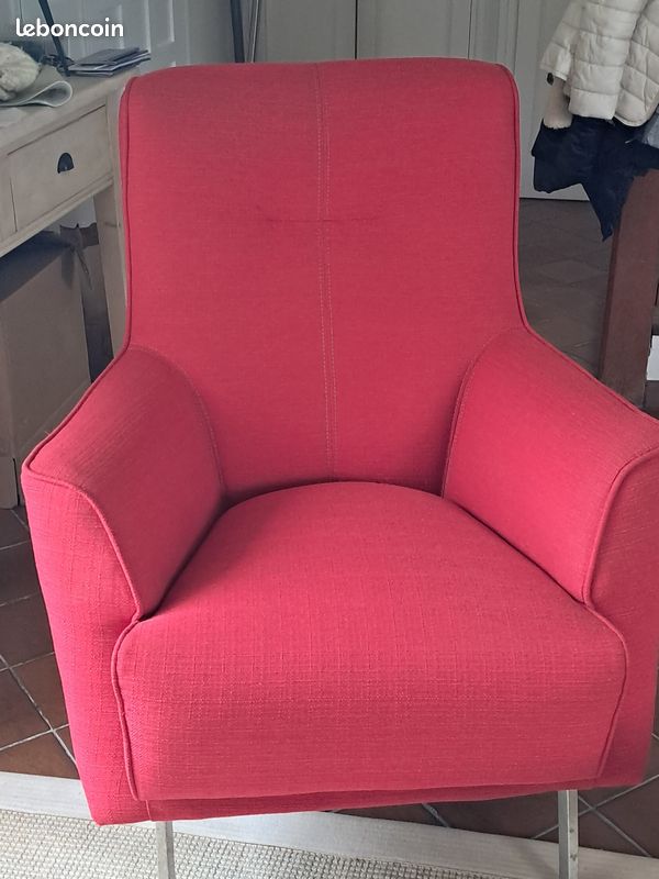 Très beau Fauteuil rouge de chez H&H en parfait état. Confortable et design Dimensions L 79, H 98, Prof 93. Neuf 600 avec facture (image 1)