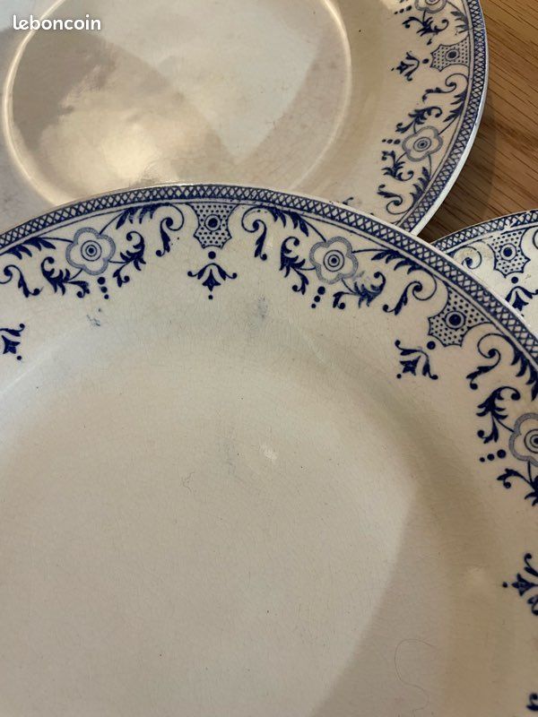 6 Assiettes à dessert, Creil et Montereau - Modèle œillet. Faïence