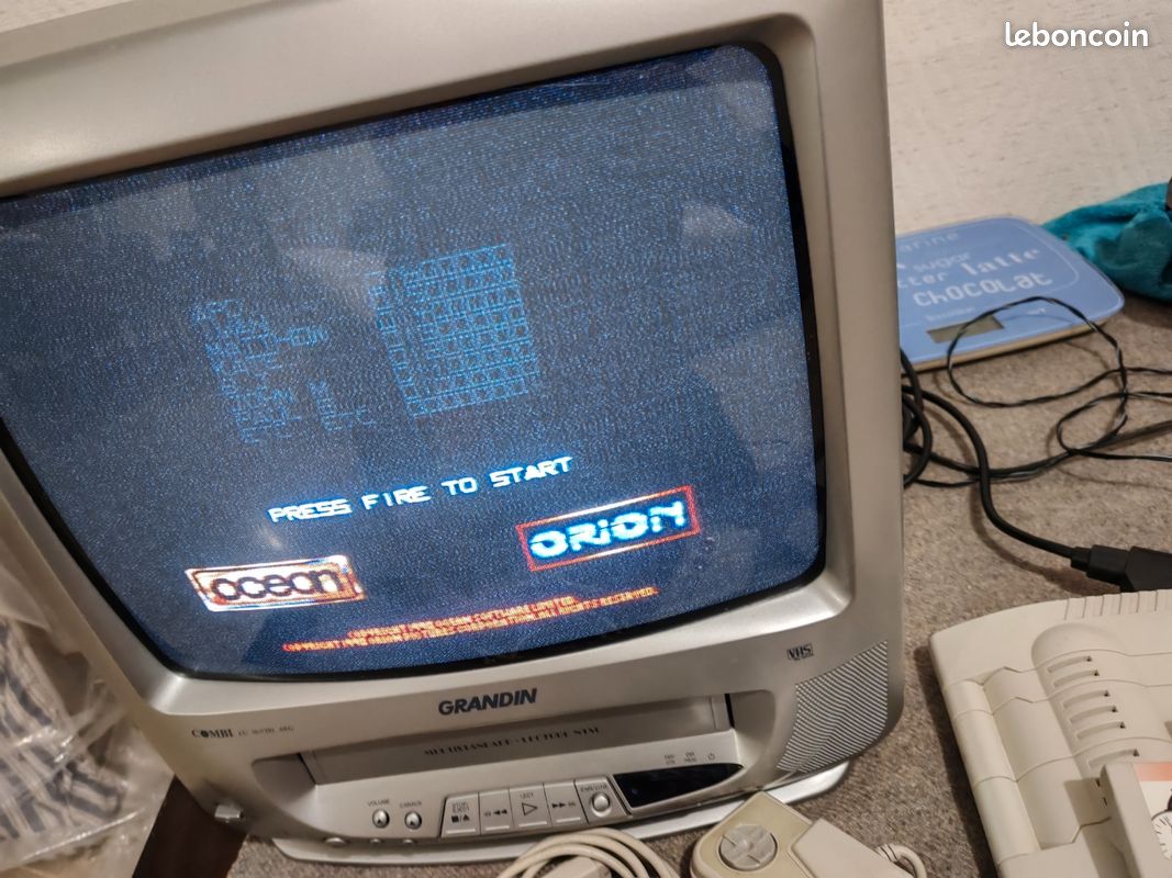 Console Amstrad GX4000 + Jeu Burnin’ Rubber + 2 Manettes – Fonctionnelle
