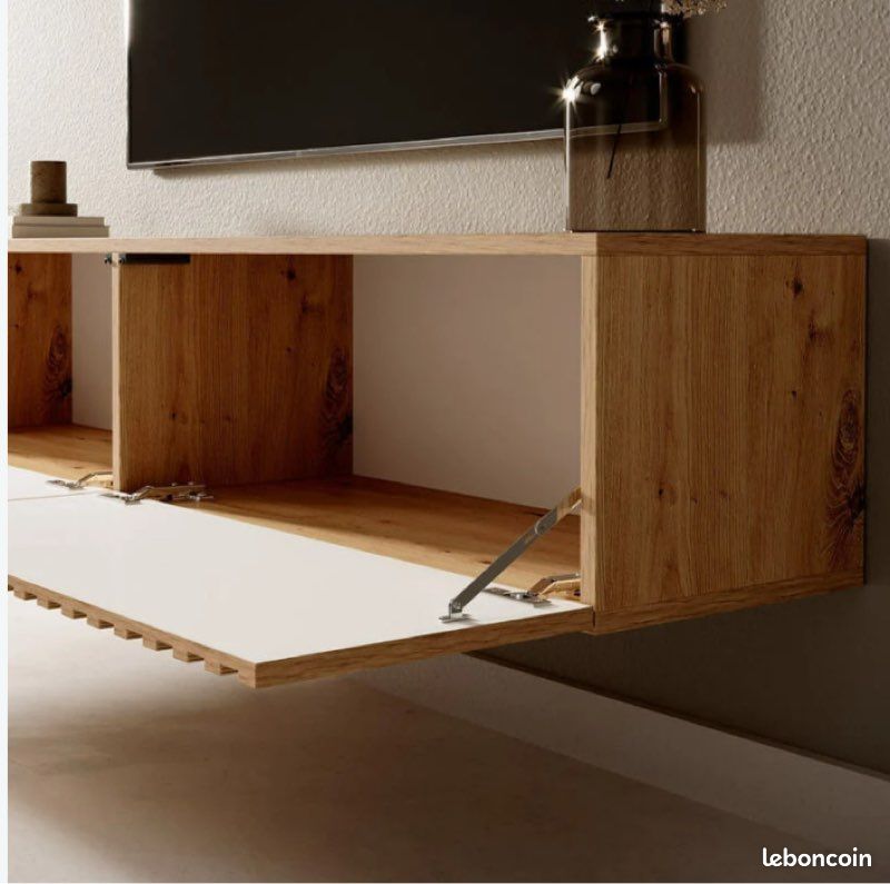 Meuble TV 140 cm en chêne artisan avec façade fraisée et inserts noirs (image 5)