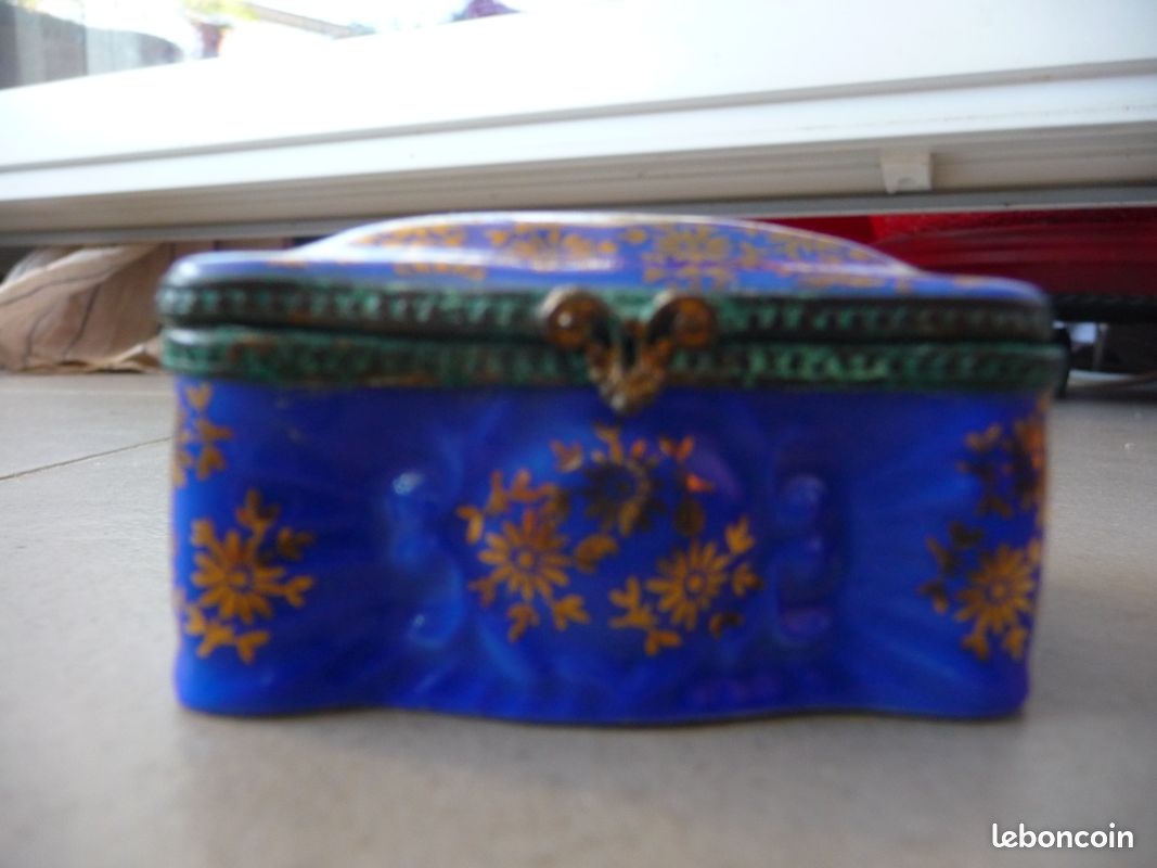 Petite Boîte Pilulier Vintage En Porcelaine – Scène Galante Couleur Or, Accessoire Rétro Pour Collection