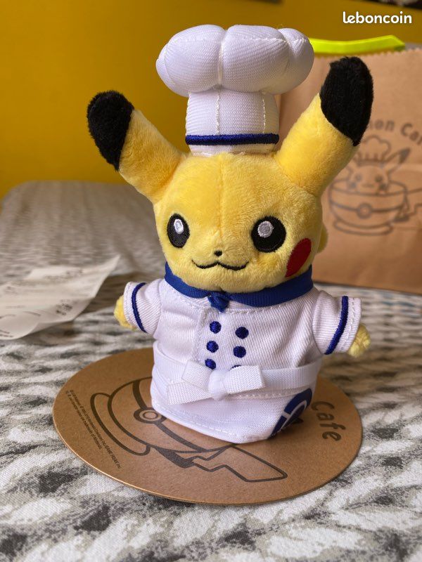 Peluche Pikachu Serveuse Pokémon Café - Neuve Avec étiquette