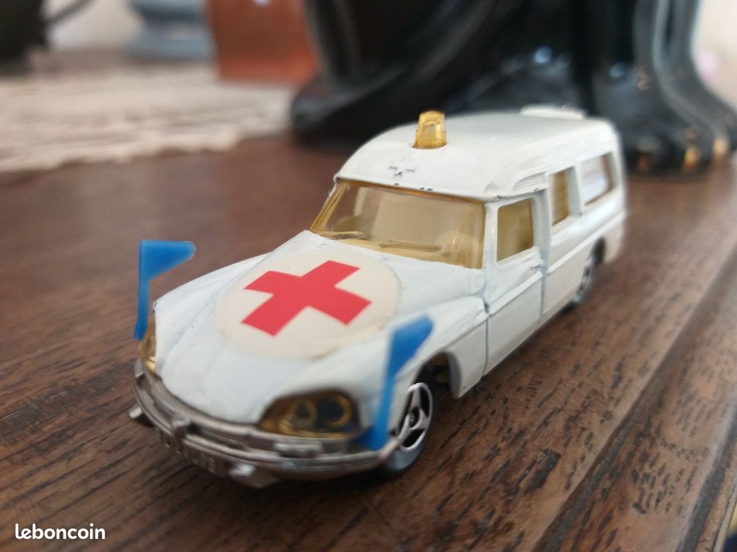 Majorette ancienne Citroën DS21 anbulance (image 4)