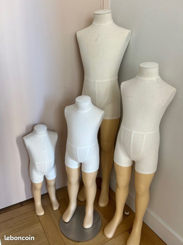 Lot de 4 mannequins enfants sur pied – 6 mois à 8 ans – Vitrine / Boutique (image 1)