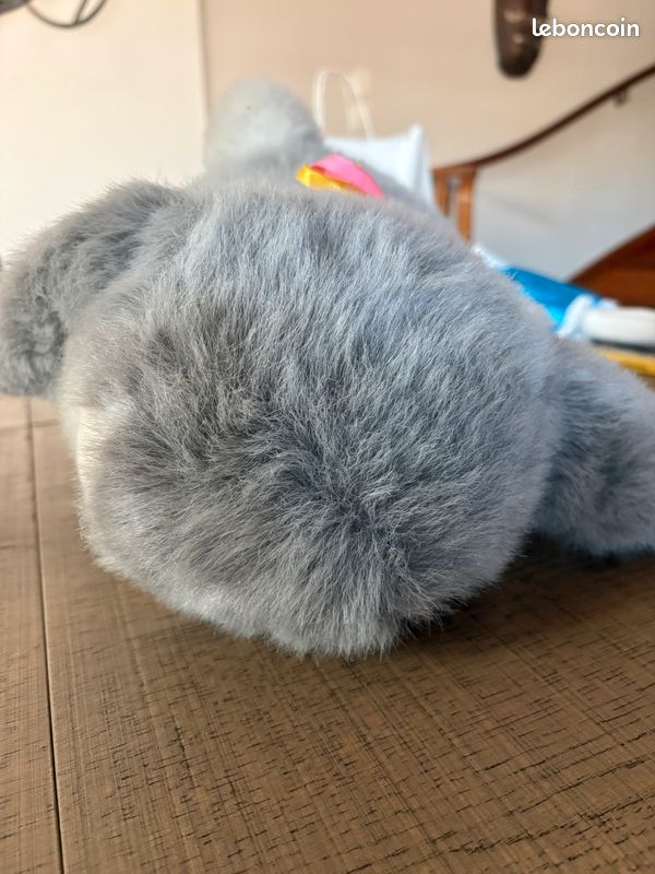 Peluche lapin gris – Avec ruban jaune et rose (image 4)