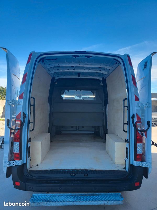 RENAULT MASTER L3H2 FOURGON 2.3 Blue DCI 135 GRAND CONFORT CABINE APPROFONDIE FIXE 06 PLACES avec NAVIGATION + RADARS ARRIERE + HABILLAGE BOIS + PORTES ARRIERE 270 DEGRÉS ( Prix de Vente 25 990 HT ) (image 12)