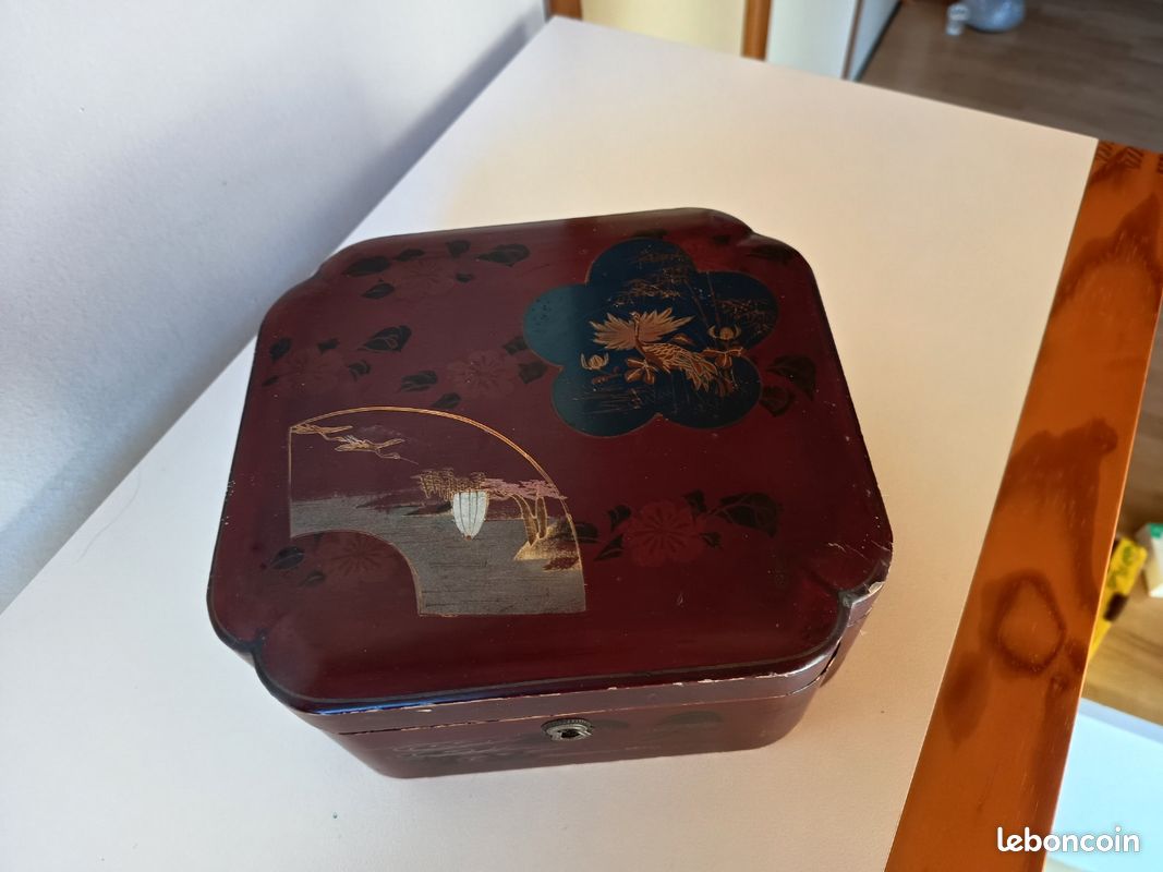 Ancienne Boîte à Bijoux Japonisante Laquée Avec Dentelle - Occasion Vintage