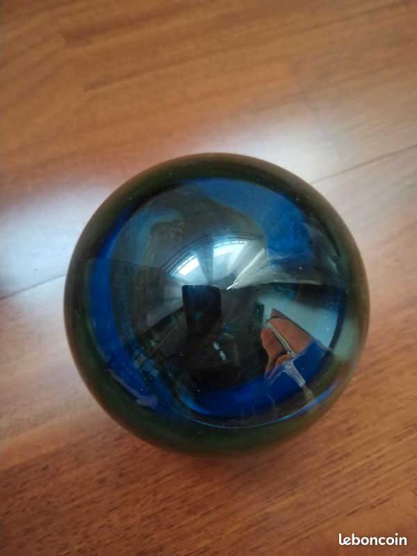 Grand sulfure / presse-papier boule en verre vintage, beaux tons verts, bleu et noir. Très bon état général, petite rayure quasi invisible. Dimensions env. Ø11 x H9 cm. Bel objet décoratif ou de colle (image 5)