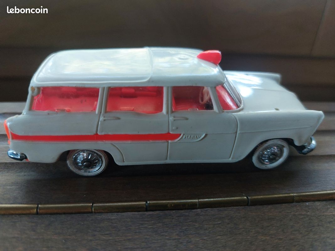 AU JOUET PARISIEN: Norev Modèle n° 41 Simca Break Marly Ambulance