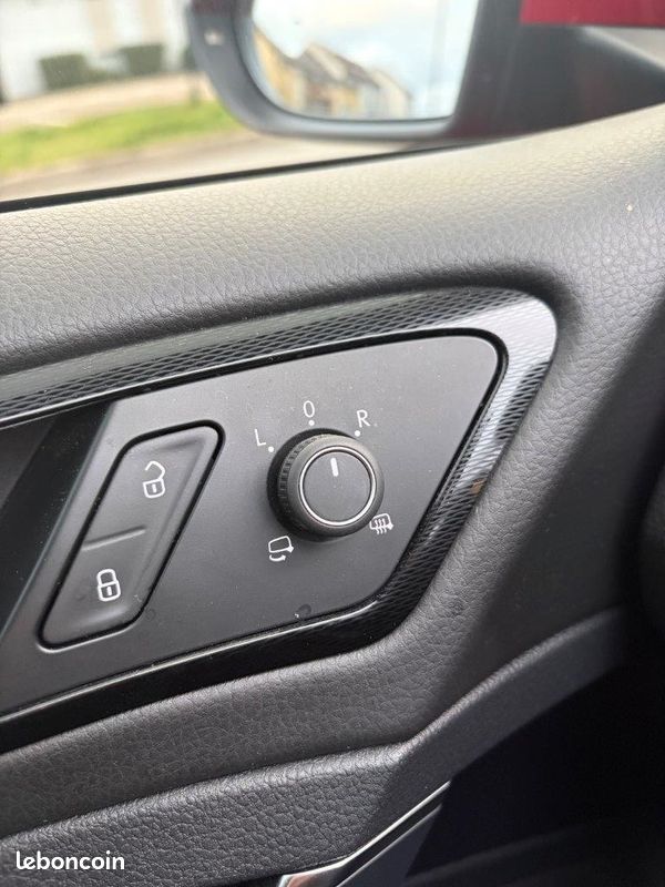 VOLKSWAGEN GOLF VII GTI 2.0 220ch / CarPlay sans fil / Bluetooth / 5 portes / Radars / AutoHold / Feux automatiques (image 9)