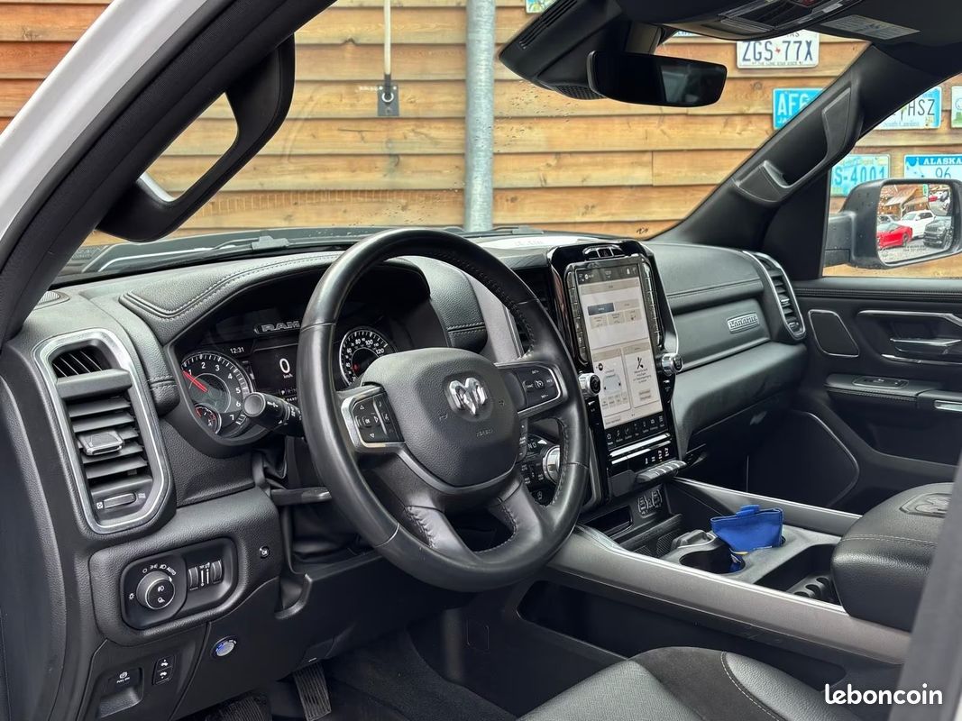 Dodge RAM 1500 Laramie Night Edition LPG 5.7 V8 HEMI 401 ch 4x4 – Écran 12” – Harman Kardon (image 13)