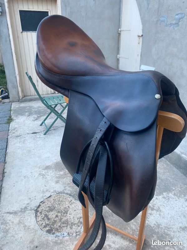 Selle CSO Hervé Godignon avec housse équipée (étriers étrivières amortisseur