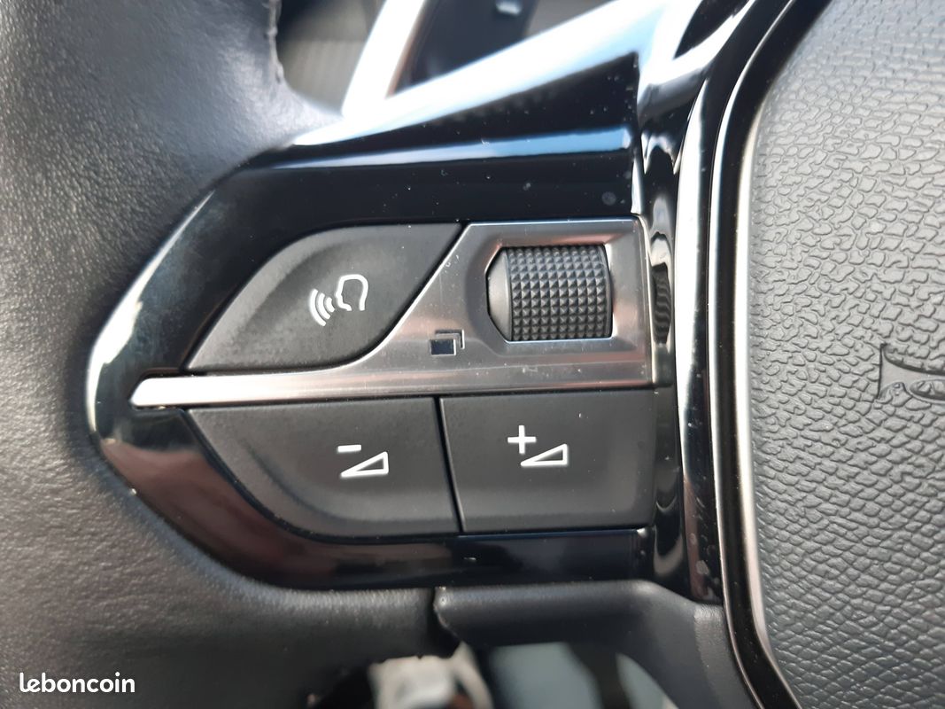 PEUGEOT 2008 PureTech 130 S&S EAT8 Allure (image 23)