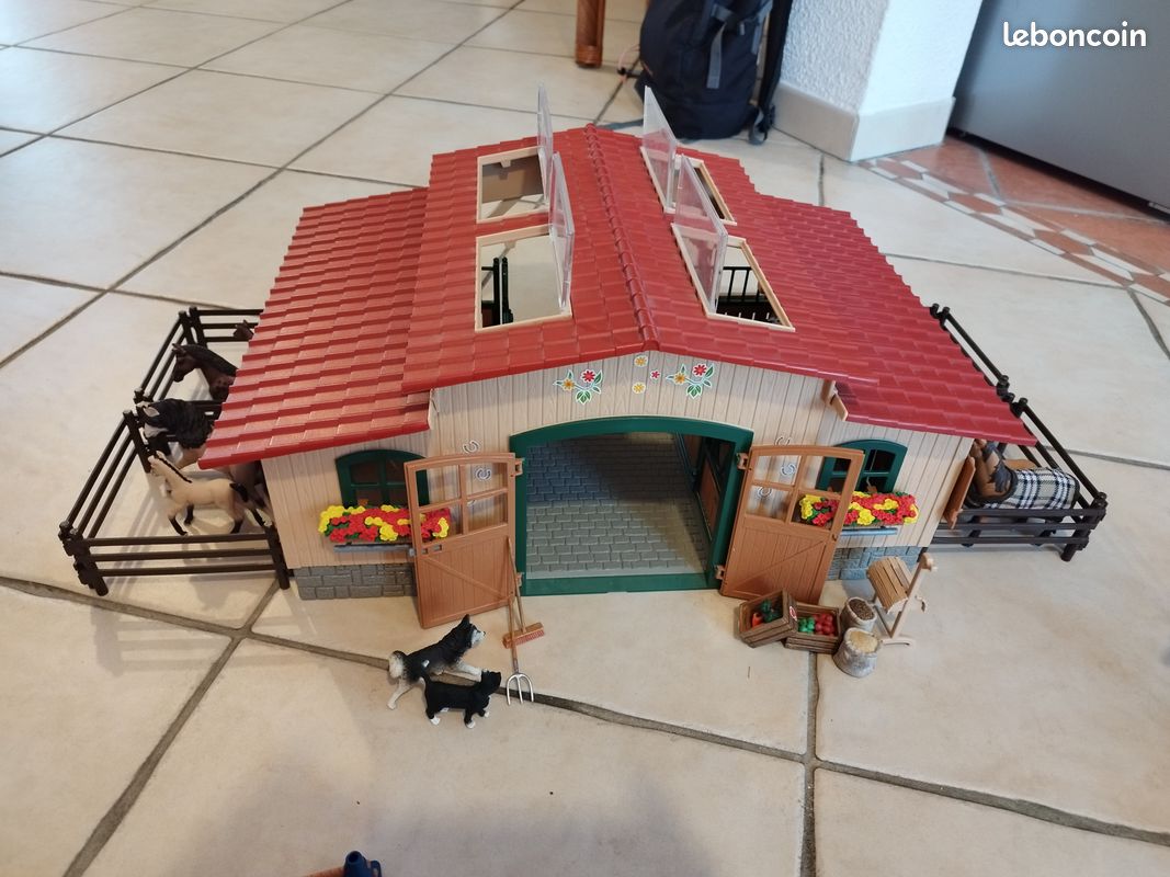 Écurie Ranch Schleich +pré pour chevaux avec portail+ course d'entraînement et d'agilité+ chevaux et poulains supplémentaires (image 1)