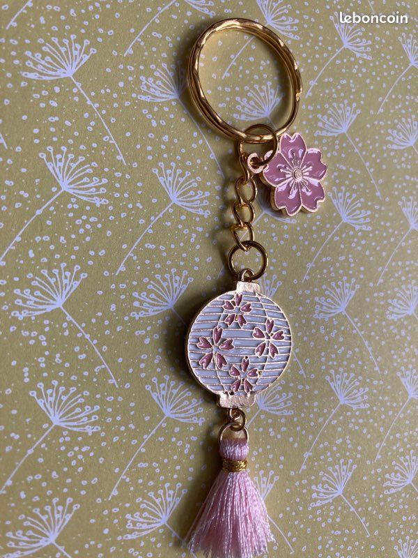 Porte clé doré lanterne et fleur de cerisier 🌸 (image 2)