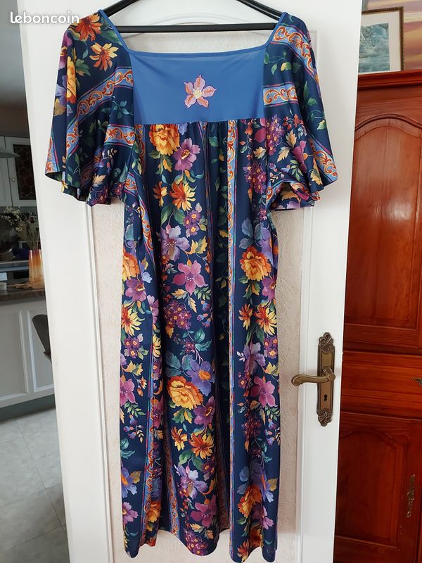 Robe Neuve Sans Marque Taille 52-54 - Blanc Et Noir - Style évasé Mi-mollet