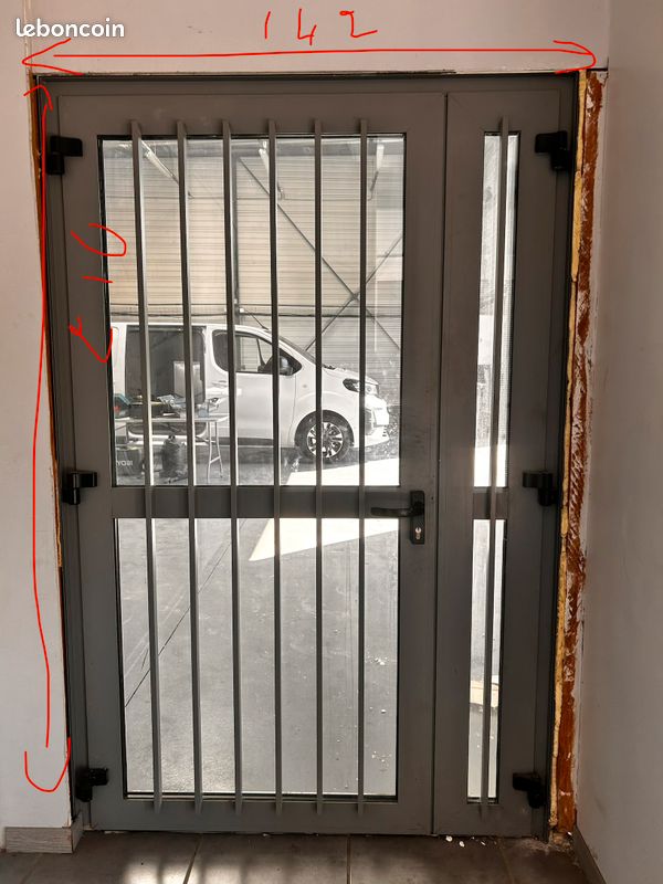 Porte vitrée avec barreaux (image 1)