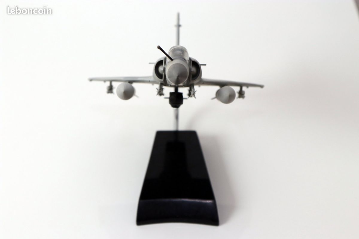 MAQUETTE AVION DASSAULT Aviation Mirage M5 en résine sur socle en MAQUETTE AVION DASSAULT Aviation Mirage M5 en résine sur socle en