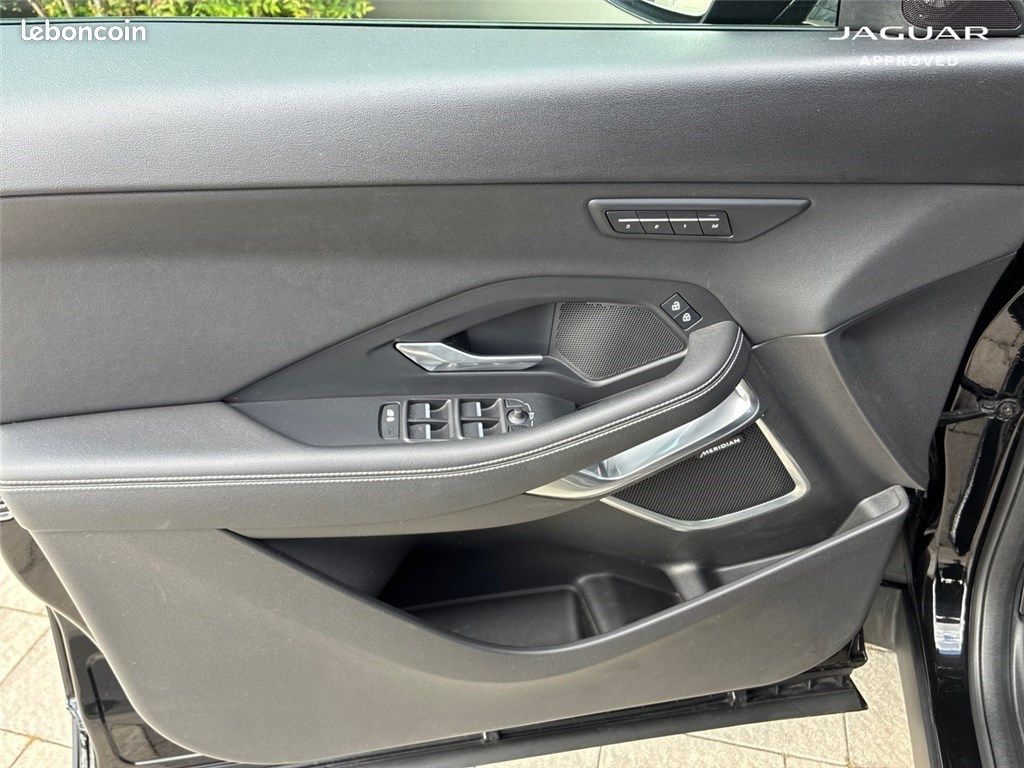 Jaguar E-PACE P300E CH PHEV AWD BVA R-Dynamic SE (image 16)
