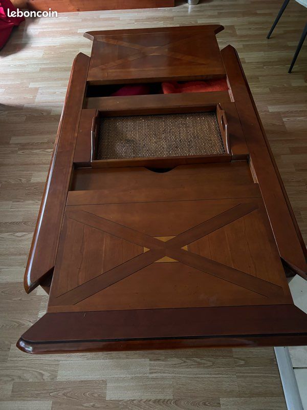 À vendre table basse merisier avec 2 portes possibilité de tourner les plateaux en échiquier avec plateau intégré. Très beau travail. Longueur:1m30- Largeur:0,83m Hauteur:0,43m à chercher sur place (image 2)