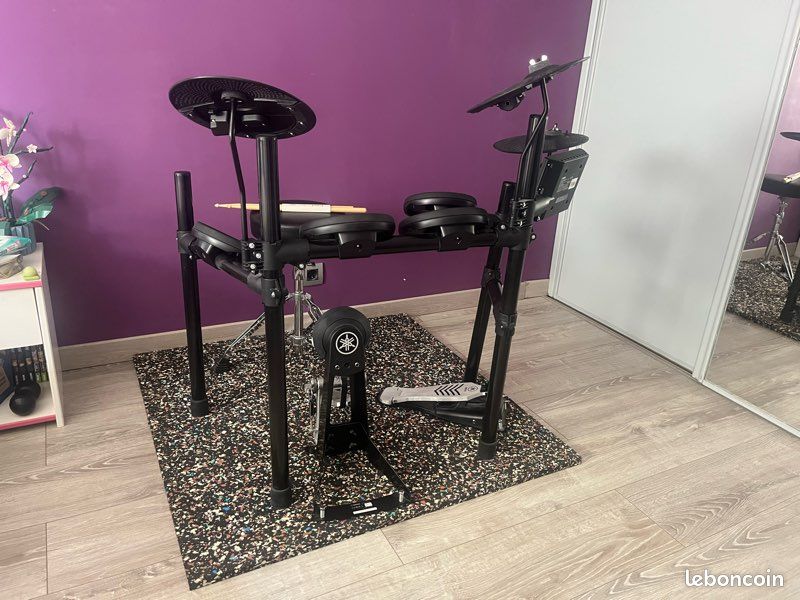 Batterie électronique Yamaha avec tapis insonorisant (image 1)